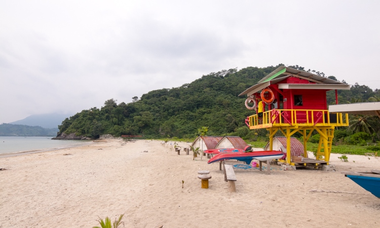 Fasilitas Pantai Minang Rua Lampung