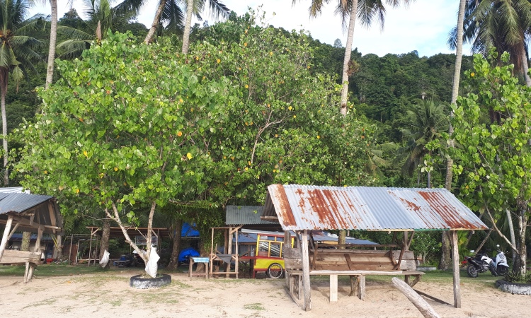 Fasilitas Pantai Nirwana Padang