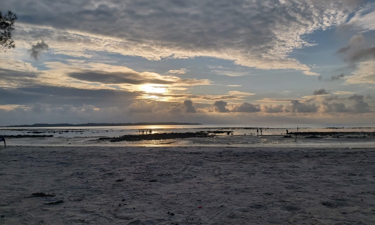 Fasilitas Pantai Reviola Batam