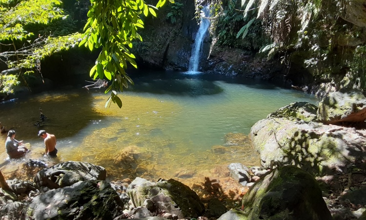 Kegiatan Menarik Air Terjun Batu Dinding