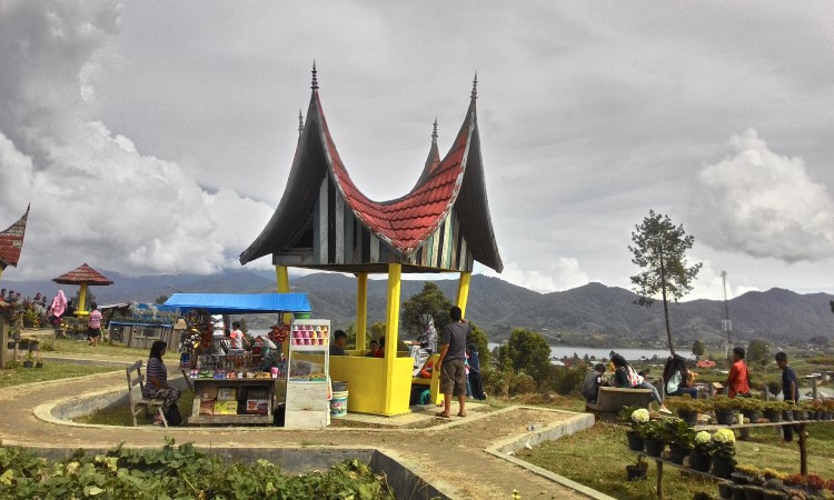 Kegiatan Menarik Danau Kembar