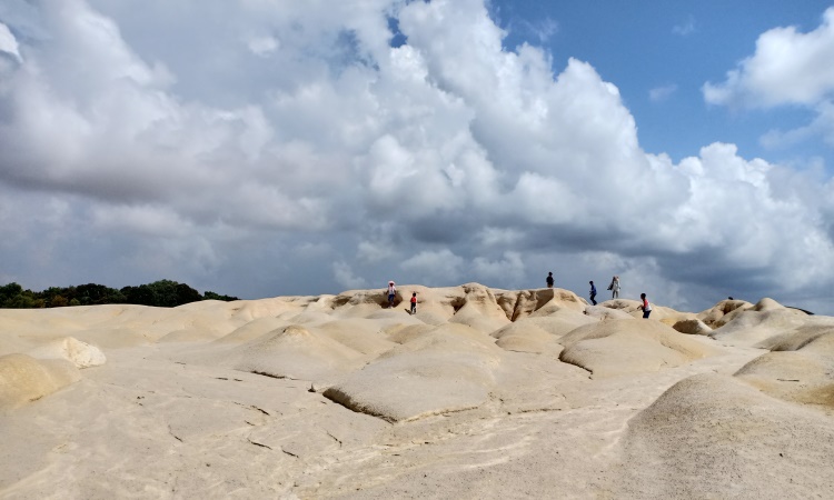 Kegiatan Menarik Gurun Pasir Telaga Biru