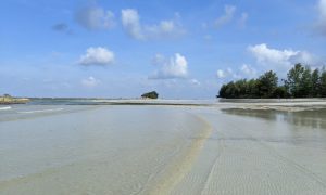 Pesona Pantai Trikora di Bintan, Menikmati Keindahan Pantai Sembari Kulineran