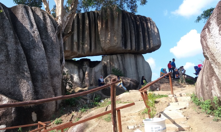 Aktivitas Batu Belimbing Bangka
