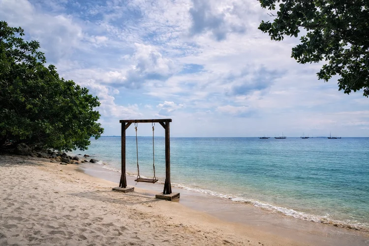 Aktivitas Pantai Bukit Berahu Belitung