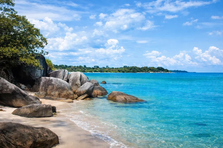 Daya tarik Pantai Bukit Berahu Belitung