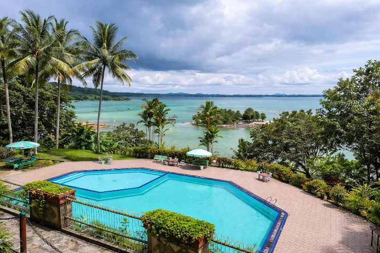 Fasilitas Pantai Bukit Berahu Belitung