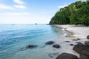 Pantai Bukit Berahu Belitung, Surga Tropis dengan Air Tiga Warna & Sunset Memukau