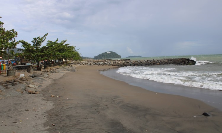 Fasilitas Pantai Puruih Padang