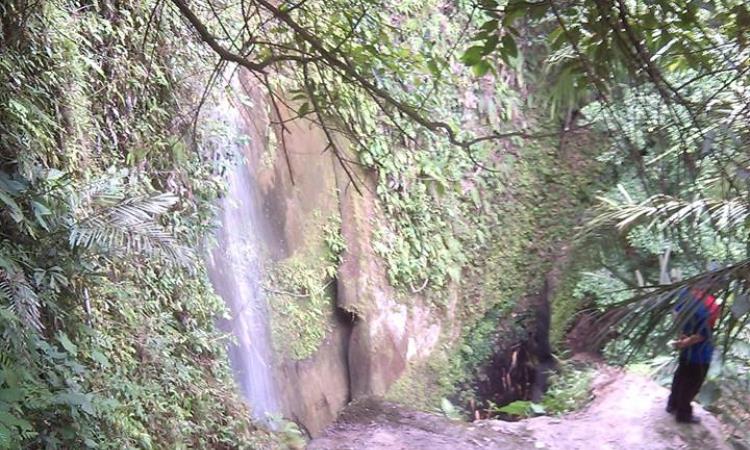 Daya Tarik Air Terjun Jatuhan Balok