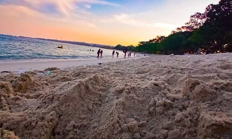 Kegiatan Menarik di Pantai Merak Belantung