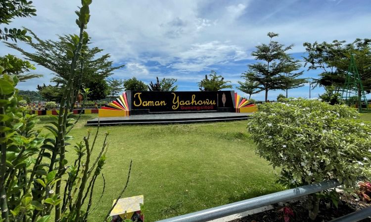 Taman Ya’ahowu, Menikmati Panorama Alam Sembari Kulineran di Gunungsitoli