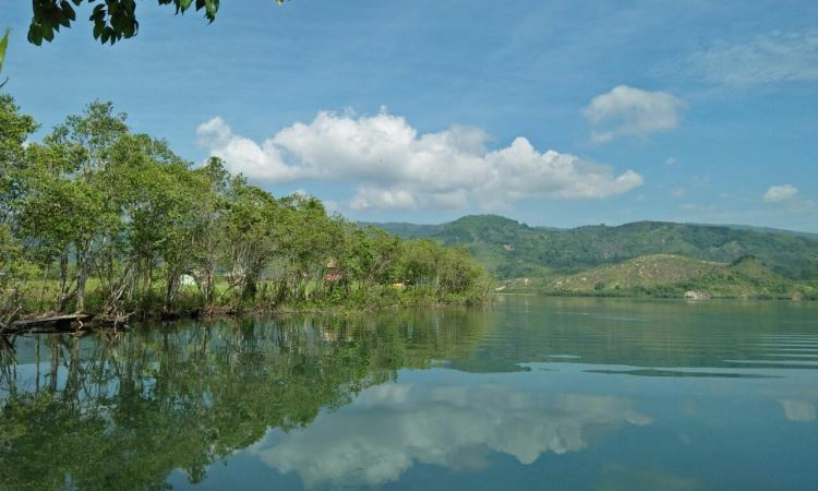 Danau Asam Suoh Lampung