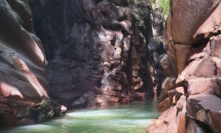 Daya Tarik di Goa Sigalapang