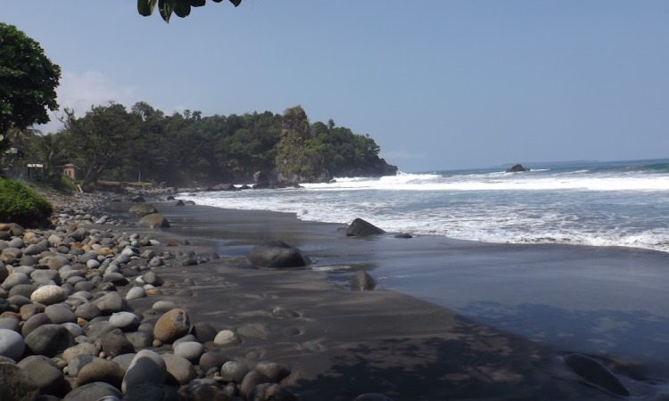 Daya Tarik di Pantai Batu Tihang