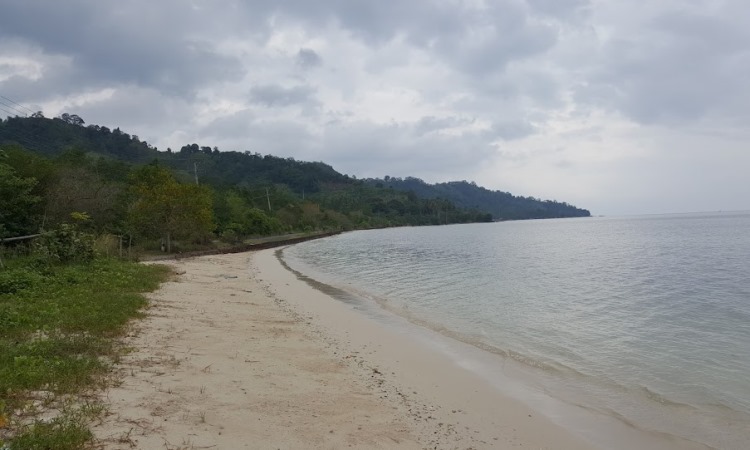 Pantai Batu Mandi, Pantai Cantik yang Diapit Bukit Eksotis di Pesawaran