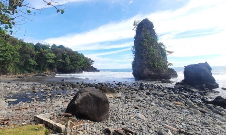 Pantai Batu Tihang Lampung