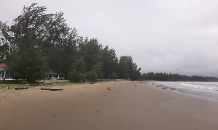 Daya Tarik di Pantai Sirombu Nias Barat