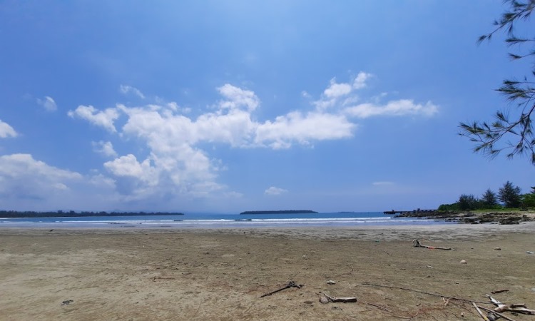 Fasilitas di Pantai Sirombu Nias Barat