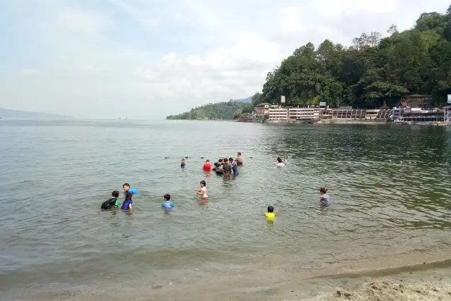 Aktivitas Seru Pantai Bebas Parapat