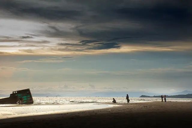 Aktivitas Seru Pantai Kedu Warna