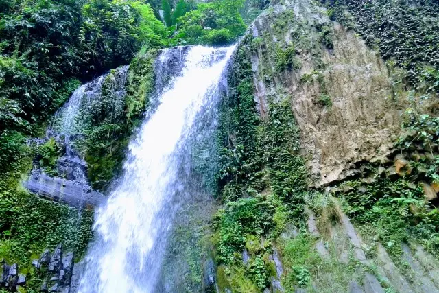 Daya Tarik Air Terjun Lembah Pelangi