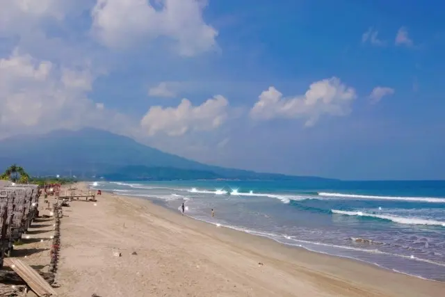 Daya Tarik Pantai Kedu Warna