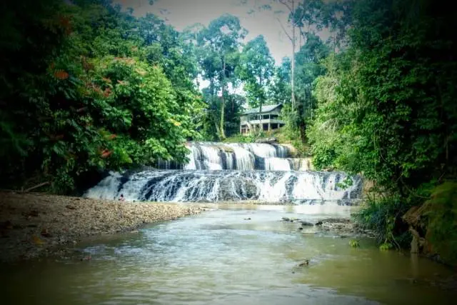 Daya Tarik di Air Terjun Caroce