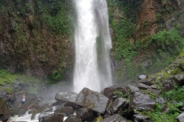 Fasilitas Air Terjun Lembah Pelangi