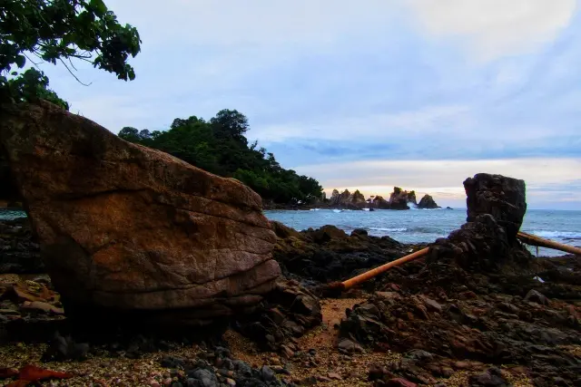 Fasilitas Pantai Gigi Hiu