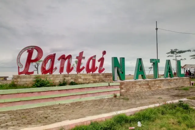Pantai Natal, Pantai Pasir Putih dengan Barisan Pohon Cemara Indah di Mandailing Natal