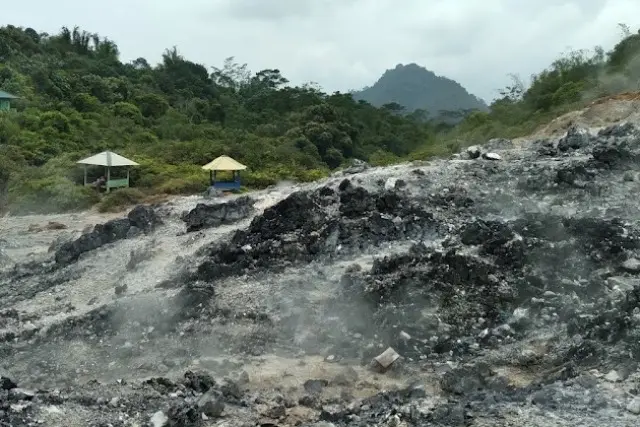 Aktivitas Menarik di Kawah Belerang Bukit Pagar Alam