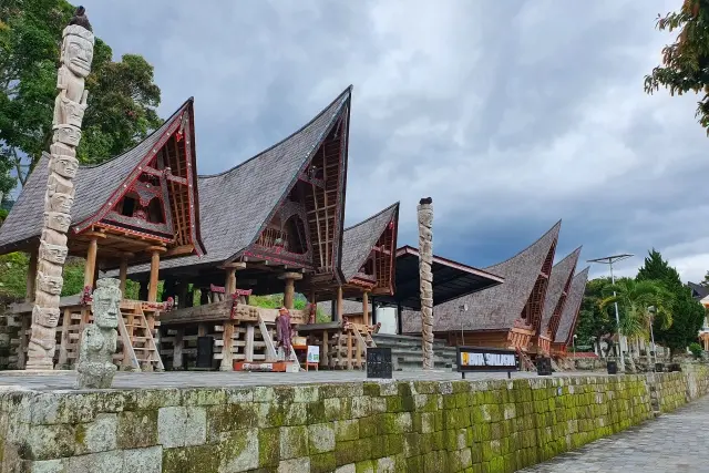 Fasilitas Batu Kursi Raja Siallagan