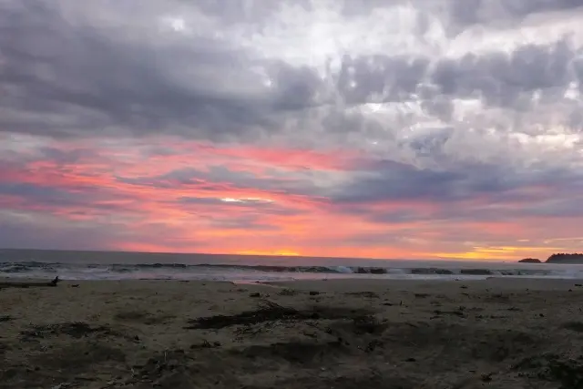 Pantai Moale, Pantai Pasir Putih dengan Dua Pulau Kecil Eksotis di Nias Selatan