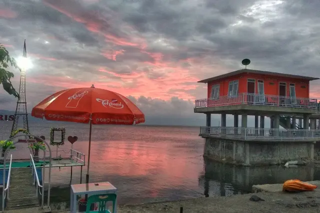 Pantai Paris, Nikmati Keindahan Pantai dengan Hamparan Pasir Coklat di Simalungun