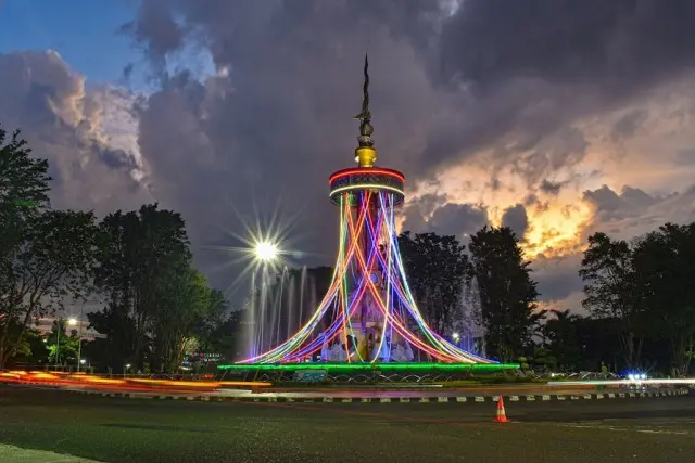 Fasilitas Tugu Keris Siginjai