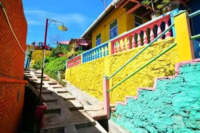 Fasilitas Kampung Warna Warni Tigarihit