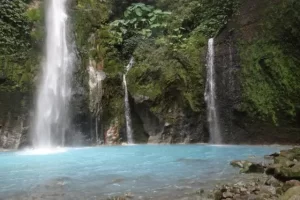 Daya Tarik Air Terjun Dwi Warna