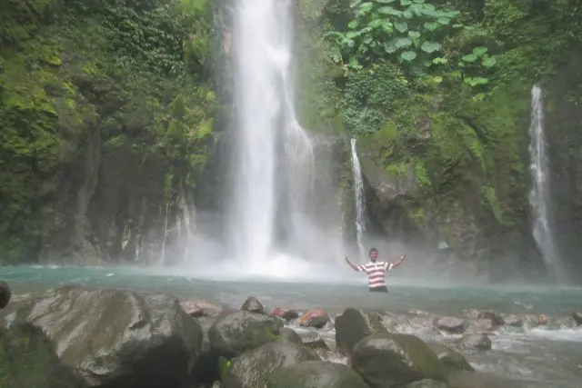 Fasilitas Air Terjun Dwi Warna