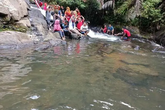 Kegiatan Air Terjun Muaro Meredam