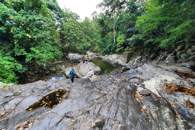Daya Tarik Air Terjun Batu Bertapak