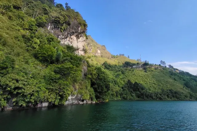 Daya Tarik Batu Gantung Danau Toba