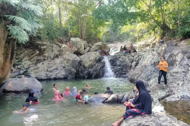 Fasilitas Air Terjun Batu Bertapak
