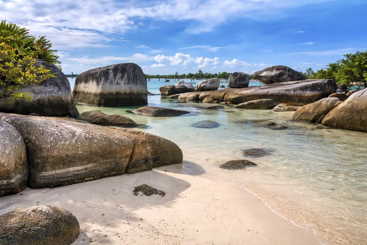 Pantai Tanjung Kelayang, Surga Tersembunyi di Belitung dengan Batu Granit Ikonik & Sunset Memukau