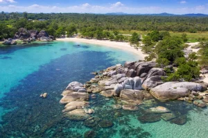 Pantai Tanjung Tinggi, Surga Batu Granit Raksasa di Belitung dengan Air Laut Biru Jernih