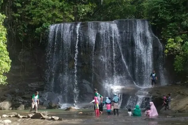 Aktivitas Air Terjun Pantai Salak