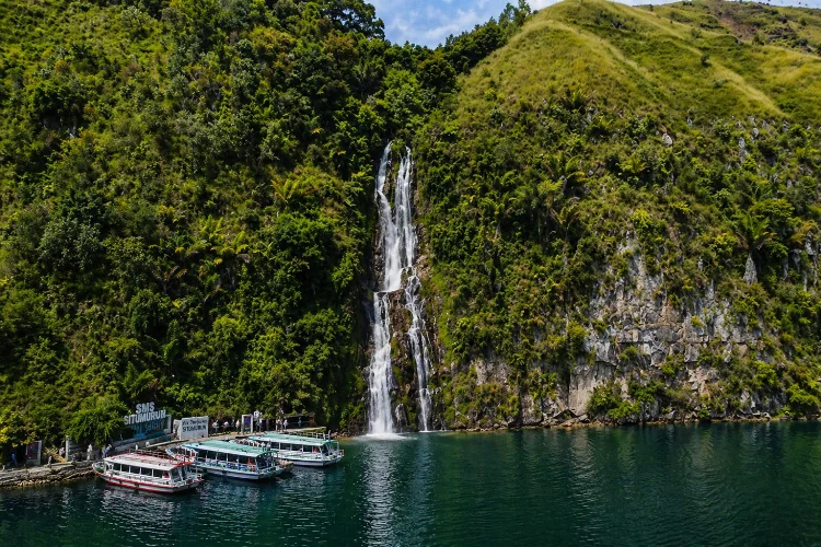 Air Terjun Situmurun: Sensasi Air Terjun yang “Jatuh ke Danau”