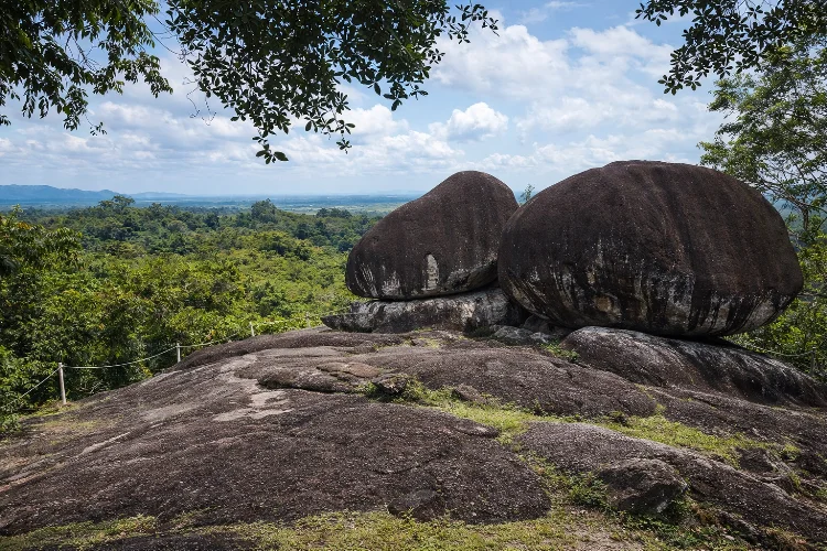 Batu Kembar: Spot Foto dengan Cerita Sejarah & Mitos