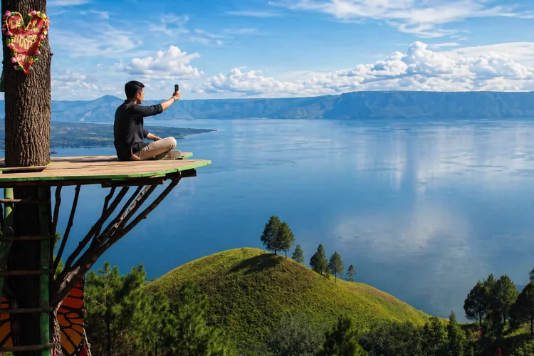 Bukit Indah Simarjarunjung: Spot Romantis dengan View Tanpa Batas