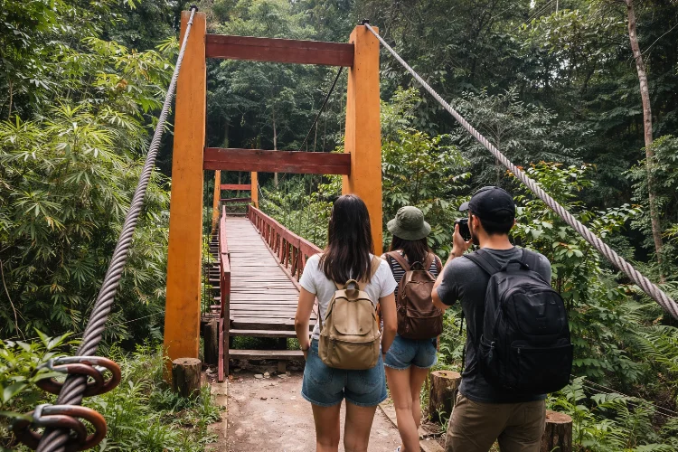 Jembatan Gantung Merah: Spot Klasik yang Ikonik